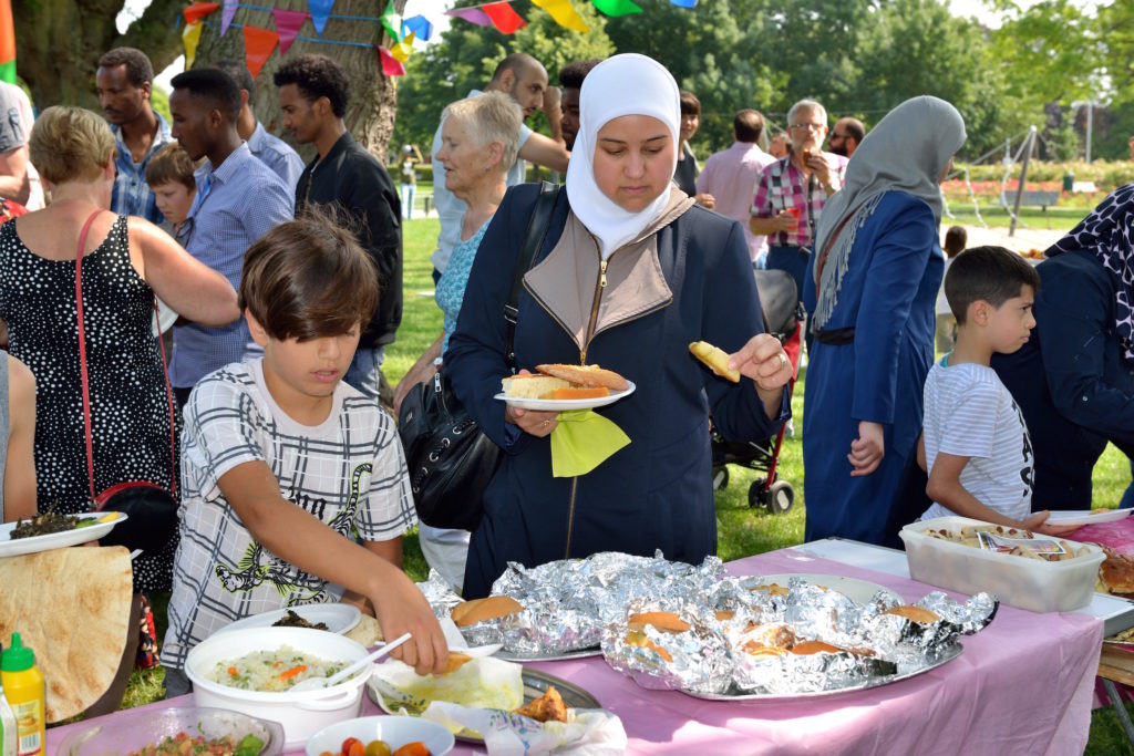 Vluchtelingen en (taal)maatjes genieten samen van de picknick
